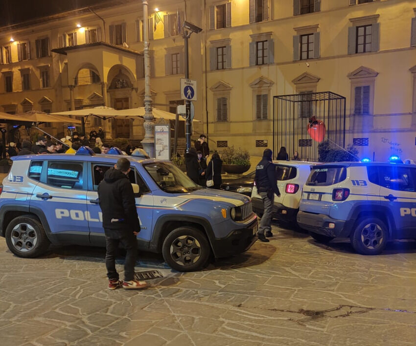 Polizia in piazza della Badia