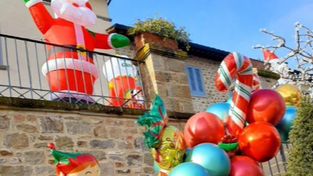 Arezzo, case di Natale "all'americana" addobbate con luci e palloni