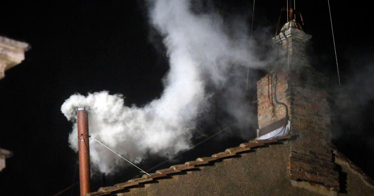 Fumata bianca e nera la loro storia nel conclave. C'era anche quella gialla  che cosa significava - Corriere di Arezzo