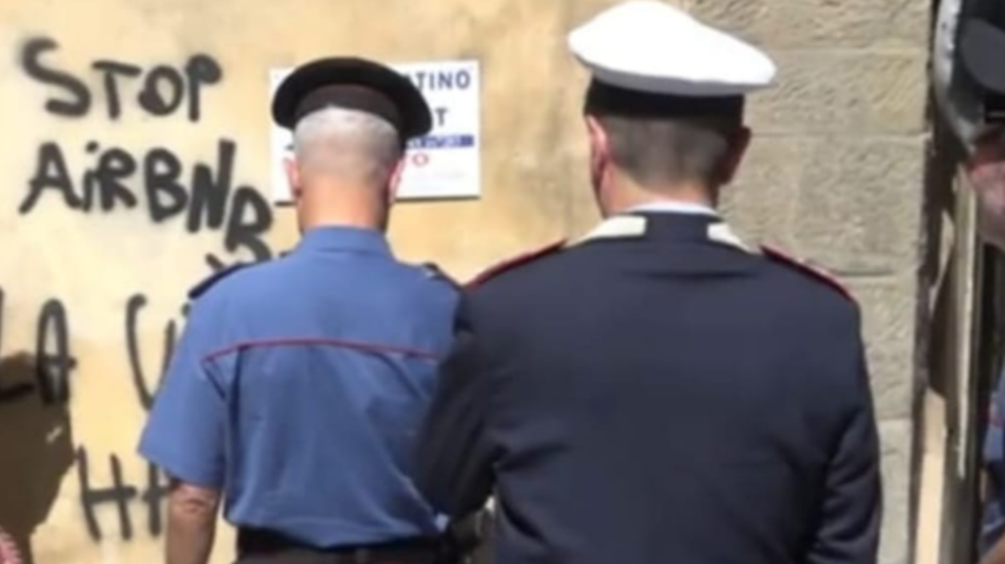 Scritte spray contro turisti e airbnb nel centro storico della citt&agrave; etrusca: a giudizio due giovani che respingono l'accusa