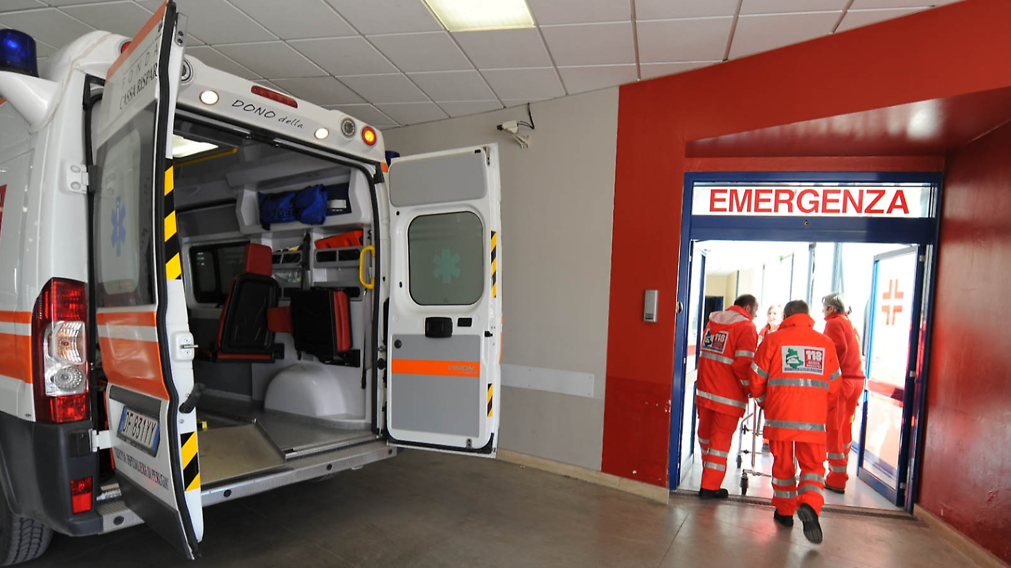 Cade da un'altezza di 4 metri mentre raccoglie le olive: 80enne soccorso e trasferito in elicottero a Careggi