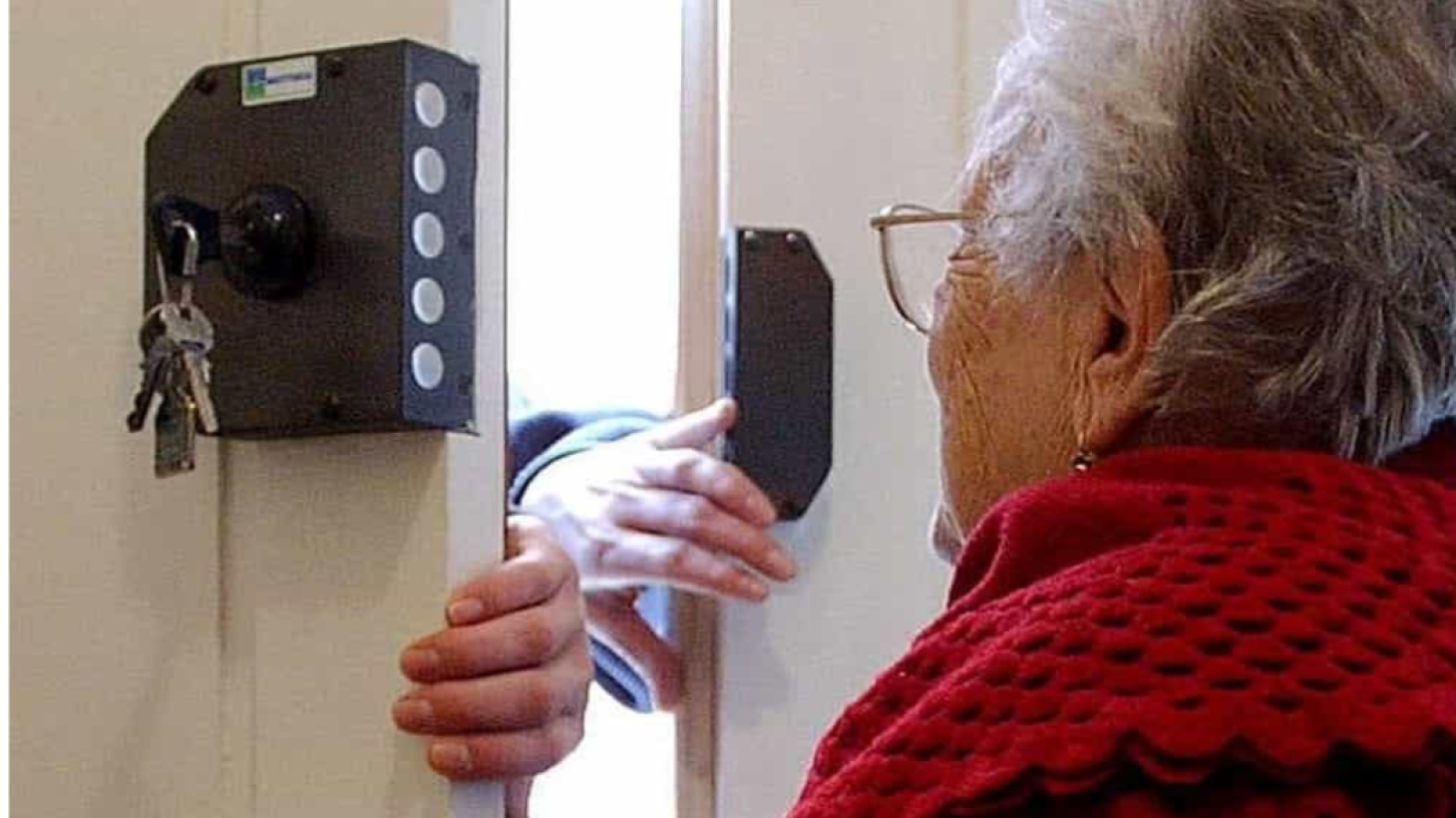 Tentano di truffare nonna di 92 anni. Ma lei chiama la vicina e li scopre