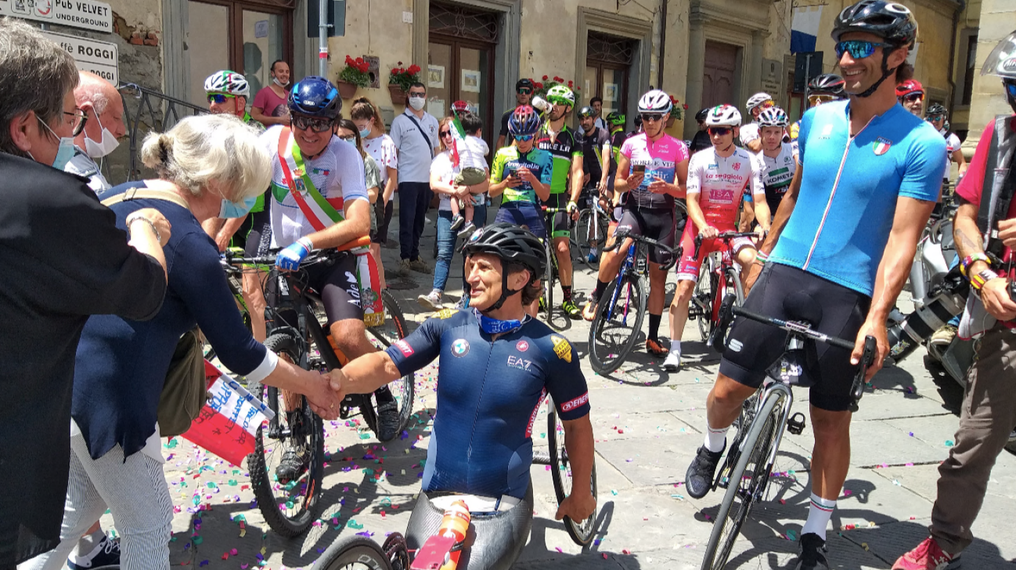 Alex Zanardi e quel giorno a Castiglion Fiorentino con Daniele Bennati e la folla poco prima del terribile incidente