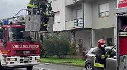 Uomo di 55 anni muore carbonizzato nell'appartamento che prende fuoco. Video