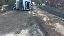 E78 riaperta in via provvisoria dopo ribaltamento del camion ma va rifatto l'asfalto