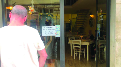 Troppi non clienti chiedono al locale di usare il bagno, ristoratrice mette cartello: si pagano 2 euro