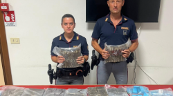 In valigia 34 chili di hashish: arrestati due giovani di 19 e 20 anni in A1