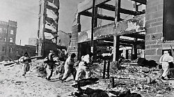 La battaglia di Stalingrado stasera in tv martedì 27 agosto su Rai Storia: la serie della Bbc sulla storia di Hitler  