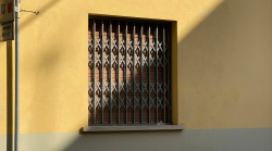 Giallo della 92enne morta in casa e della figlia introvabile, possibile autopsia anche sul gatto