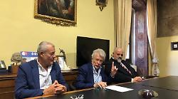Arezzo, scontri al corteo della Giostra del Saracino. Il sindaco Ghinelli: "Possibile antdoping sui figuranti, denuncia penale su asportazione transenne"