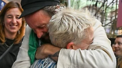 Paralimpiadi, l'abbraccio tra Jovanotti e Bebe Vio: "Forza, velocit&agrave;, dedizione e spirito". E la foto diventa virale