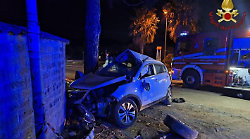 Nettuno, morti bimbo di 5 anni e sua zia incinta. Drammatico incidente stradale: guidava la mamma del piccolo. Prima ipotesi: travolti da un'auto in corsa