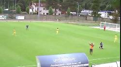 Il video dell'allenatore che entra in campo e sgambetta il giocatore. E' accaduto in Pontassieve - Subbiano. Espulso Alessio Guidotti 