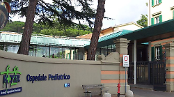 Arezzo, sta leggermente meglio la bambina di 18 mesi che ha rischiato di annegare. Ricoverata al Meyer, le sue condizioni restano gravi