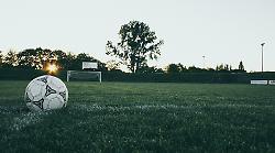 Toscana, allenatore sgambetta l'attaccante, ma questo non è sport. E nemmeno calcio