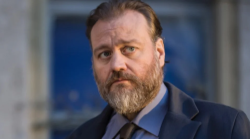 Ultima puntata di Kostas con Stefano Fresi stasera in tv su Rai 1, gioved&igrave; 3 ottobre: le anticipazioni