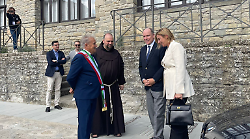 Arezzo, il principe Alberto a La Verna: "Rimarrà nel mio cuore". Nei luoghi di San Francesco sui passi della madre Grace Kelly