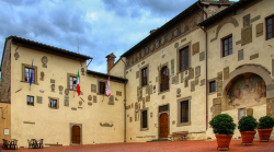 Anghiari, banchetto del matrimonio in Comune ed è polemica. "No a Palazzo Pretorio come ristorante"