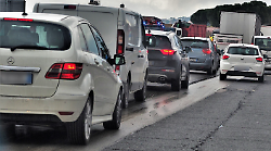 Valdarno, altro tamponamento in A1. Coinvolte tre auto: feriti due minori e un uomo di 45 anni