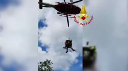 Arezzo, va a cercare funghi ma cade e si fa male: soccorso con l'elicottero