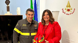Arezzo, il prefetto Maddalena De Luca fa visita ai vigili del fuoco che la omaggiano con un elmo