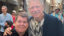 Cortona, il bassista degli U2 Adam Clayton in giro per il centro storico