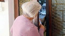 Arezzo, nipote racconta: "Così mia nonna è scappata da un truffatore"
