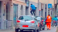 Arezzo, rimpatriato il tunisino che è salito sopra le auto e si è tuffato