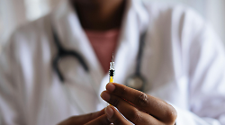 Falsi vaccini anti Covid per ottenere il Green pass: in 77 rinviati a giudizio. Notifiche effettuate anche dalla polizia di Arezzo