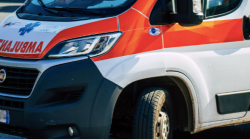 Donna di 58 anni ferita nello scontro tra auto e motorino