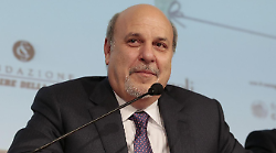 Alan Friedman, chi è il concorrente a Ballando 2024: gli scoop, l'amicizia con Berlusconi, la moglie e l'amore per la Toscana