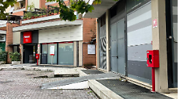Arezzo, allontanati i clochard da via Guelfa e strada ripulita dai giacigli: accoglienza per i senzatetto
