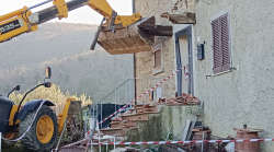 Arezzo, da vittima a "carnefice"? Perché l'uomo attaccato dal vicino con la ruspa ora è accusato di omicidio