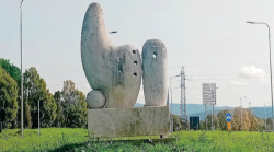 Arezzo, il monumento di Silvano Anania al centro della rotatoria. L'opera ora dà il benvenuto a chi arriva in città