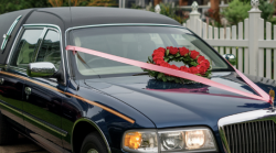 Gli arrivano a casa carro funebre e rose rosse. "Due donne della provincia di Arezzo mi perseguitano"
