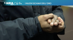 Arezzo, i nuovi schiavi dell'oro: l'inchiesta shock de L'Aria che tira. Servizi video e polemiche: "No al fango su tutte le aziende"