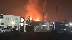 Sansepolcro, vasto incendio in un'azienda di legnami. Fiamme altissime e danni ingenti 