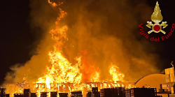 Sansepolcro, gravissimo incendio ma scongiurato il disastro. Malore per uno dei titolari