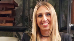 Monica Riva, chi è il boss in incognito: responsabile commerciale italiana di Riva 1920. Azienda di mobili di qualità, 17 milioni di euro di fatturato. La storia