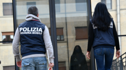 Arezzo, nel ripostiglio droga per 50 mila euro e kit per lo spaccio: arrestata un'impiegata