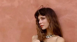 Celeste&nbsp;Dalla Porta, l'attrice di Parthenope e la sua famiglia di artisti: ecco chi sono i genitori e il nonno Ugo Mulas