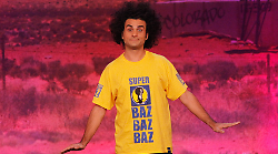 Baz ospite di Caterina Balivo. Chi &egrave; l'attore comico Marco Bazzoni, tra passioni, moto, carbonara e il successo in teatro