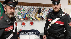 Zainetto pieno di cocaina in auto, tentano la fuga ma finiscono nella strada senza uscita: due giovani arrestati