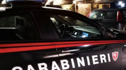 Accoltellato da una donna, giovane si salva grazie alla cerniera a lampo del giubbotto
