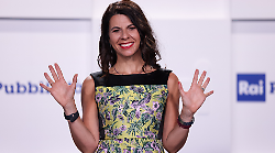 Splendida Cornice stasera in tv gioved&igrave; 7 novembre su Rai 3: le anticipazioni del programma di Geppi Cucciari, ospite Claudio Bisio