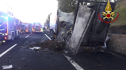 Incendio, camion a fuoco sull'Autostrada: A1 chiusa tra Valdichiana e Monte San Savino per le operazioni di spegnimento. Lunghe code