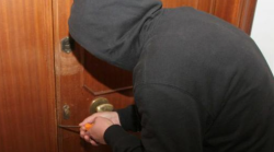 Arezzo, ladri in tre abitazioni. Furti a raffica: presa cassaforte, distrutte le telecamere