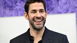 John Krasinski, l'uomo pi&ugrave; sexy del mondo e quel primo incontro con la moglie Emily Blunt: dal colpo di fulmine al matrimonio in Italia