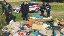 Scaricano camion di rifiuti lungo il Sentiero della Bonifica, due sindaci sul luogo della discarica abusiva