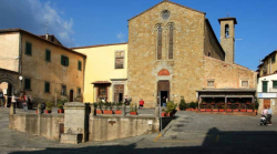 Donna inciampa e cade nella piazza del centro storico, Comune deve risarcirla (con l'assicurazione): 100 mila euro
